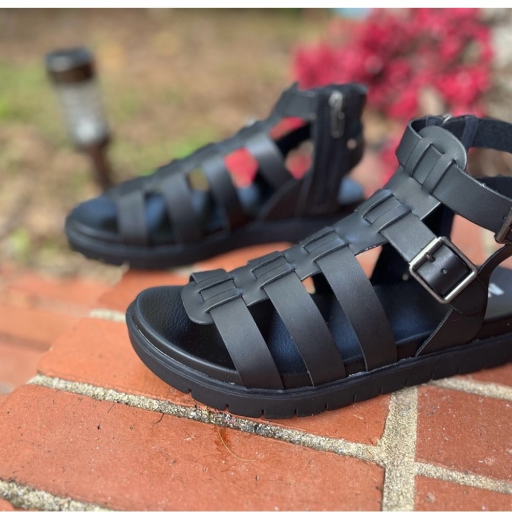 🆕MIA Carlyn Black Strappy Summer beach Sandals. 7 New